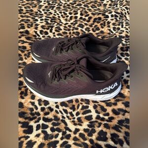 HOKA M CLIFTON 8 WIDE 11.2E Black and White Athletic Shoes